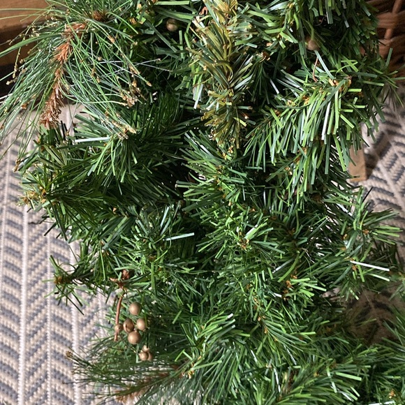 NEW WITHOUT TAGS==2 Artificial Holiday Wreaths & 2 Poinsettia Bunches - Picture 6 of 6